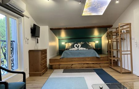G&icirc;te n&deg;63G1797 Bouzel - Puy-de-D&ocirc;me - Chambre avec lit 140, t&eacute;l&eacute;vision orientable, wifi gratuit, penderie avec rangement v&ecirc;tements et bagages.
