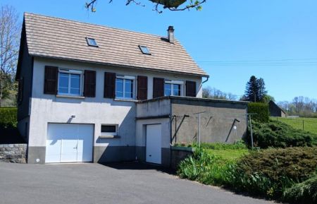 G&icirc;te n&deg;63G1195 Tauves - Puy-de-D&ocirc;me -  au milieu des prairies