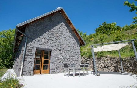 La maison est construite en pierre de pays, c'est de la lave volcanique du massif du Sancy.
Une terrasse à l'Est permet de profiter du soleil levant. Gîte n°63G639 Besse-et-Saint-Anastaise - Puy-de-Dôme - La maison est construite en pierre de pays, c'est de la lave volcanique du massif du Sancy.
Une terrasse à l'Est permet de profiter du soleil levant.
