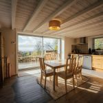 Salle &agrave; mange, cuisine et terrasse