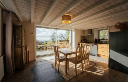 Salle à mange, cuisine et terrasse Gîte n°63G631006 Saint-Victor-Montvianeix - Puy-de-Dôme - Salle à mange, cuisine et terrasse