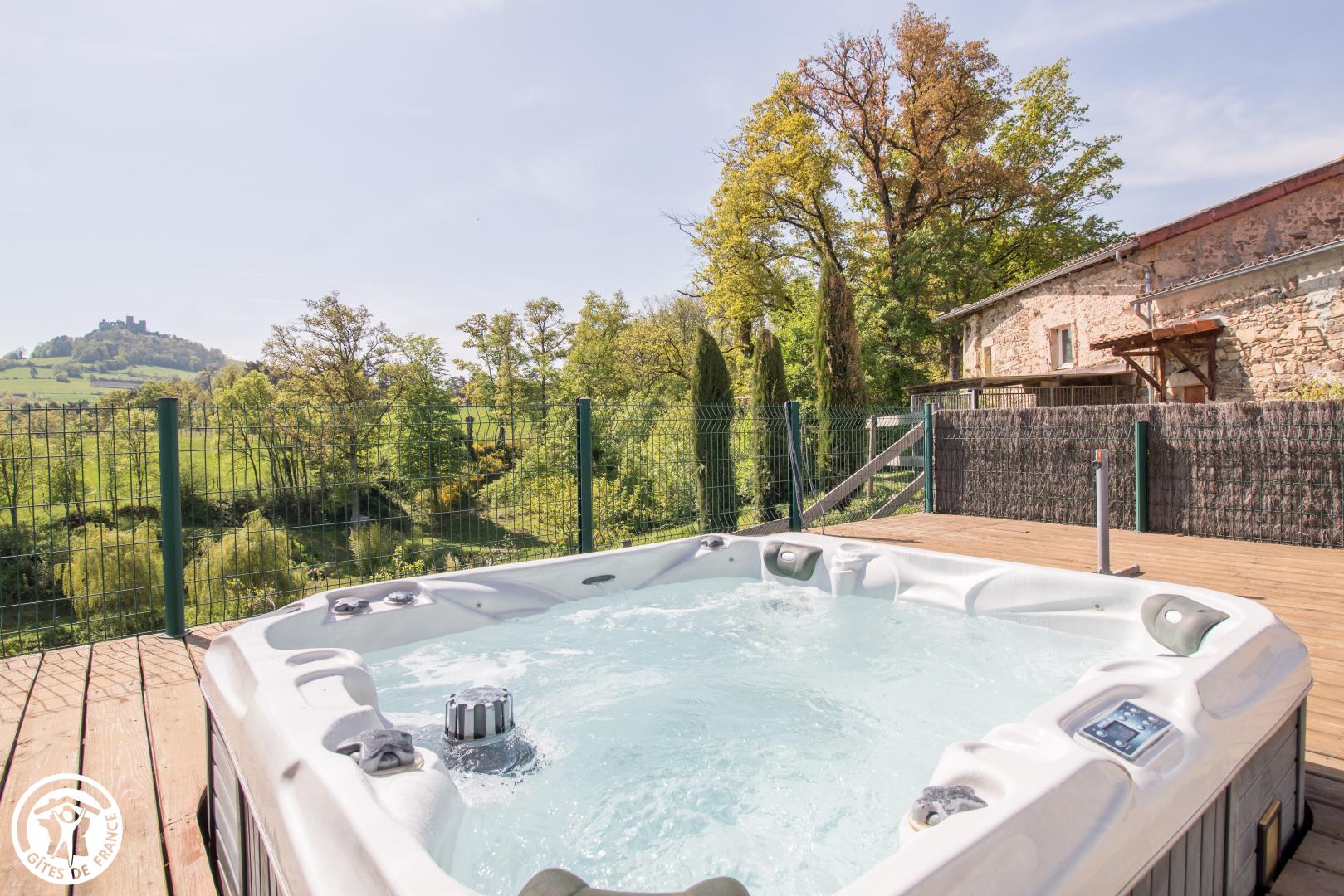 Gîte avec jacuzzi privatif auvergne : Gîte avec SPA privatif dans le
