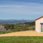 Le g&icirc;te offre d'une vue extraordinaire sur le Sancy et la cha&icirc;ne des puys !
