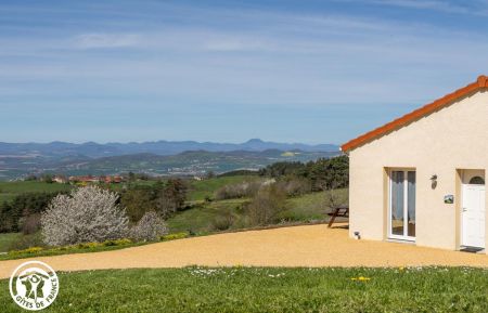 G&icirc;te n&deg;63G1648 Saint-&Eacute;tienne-sur-Usson - Puy-de-D&ocirc;me - Le g&icirc;te offre d'une vue extraordinaire sur le Sancy et la cha&icirc;ne des puys !