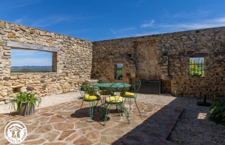 1ère terrasse avec une magnifique vue sur la Petite Cité de Caractère® NONETTE-ORSONNETTE Gîte n°63G63560 Saint-Germain-Lembron - Puy-de-Dôme - 1ère terrasse avec une magnifique vue sur la Petite Cité de Caractère® NONETTE-ORSONNETTE