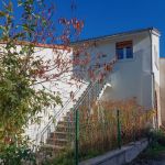 escalier menant au g&icirc;te &agrave; l'&eacute;tage. Les garages, &agrave; l'avant ne sont pas &agrave; disposition des locataires du g&icirc;te.