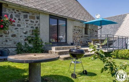 Petit jardin clos à l'arrière de la maison (accessible depuis le 1er étage) Gîte n°63G1859 Perpezat - Puy-de-Dôme - Petit jardin clos à l'arrière de la maison (accessible depuis le 1er étage)