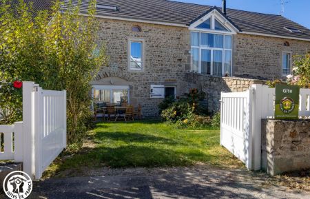 G&icirc;te n&deg;63G100895 Sainte-Christine - Puy-de-D&ocirc;me - La cours &agrave; l'avant du g&icirc;te. La partie gauche du b&acirc;timent compose le g&icirc;te et la partie droite, le domicile des propri&eacute;taires.