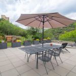 terrasse accessible par 5 marches avec une vue sur le ch&acirc;teau et la campagne, calme assur&eacute;