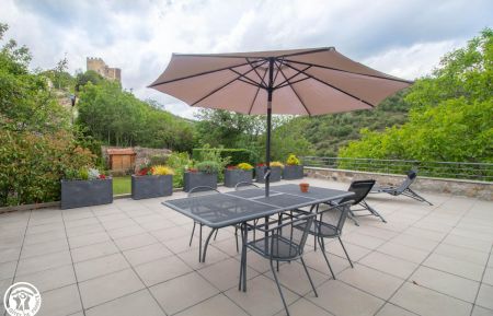 G&icirc;te n&deg;63G1379 Montaigut-le-Blanc - Puy-de-D&ocirc;me - terrasse accessible par 5 marches avec une vue sur le ch&acirc;teau et la campagne, calme assur&eacute;